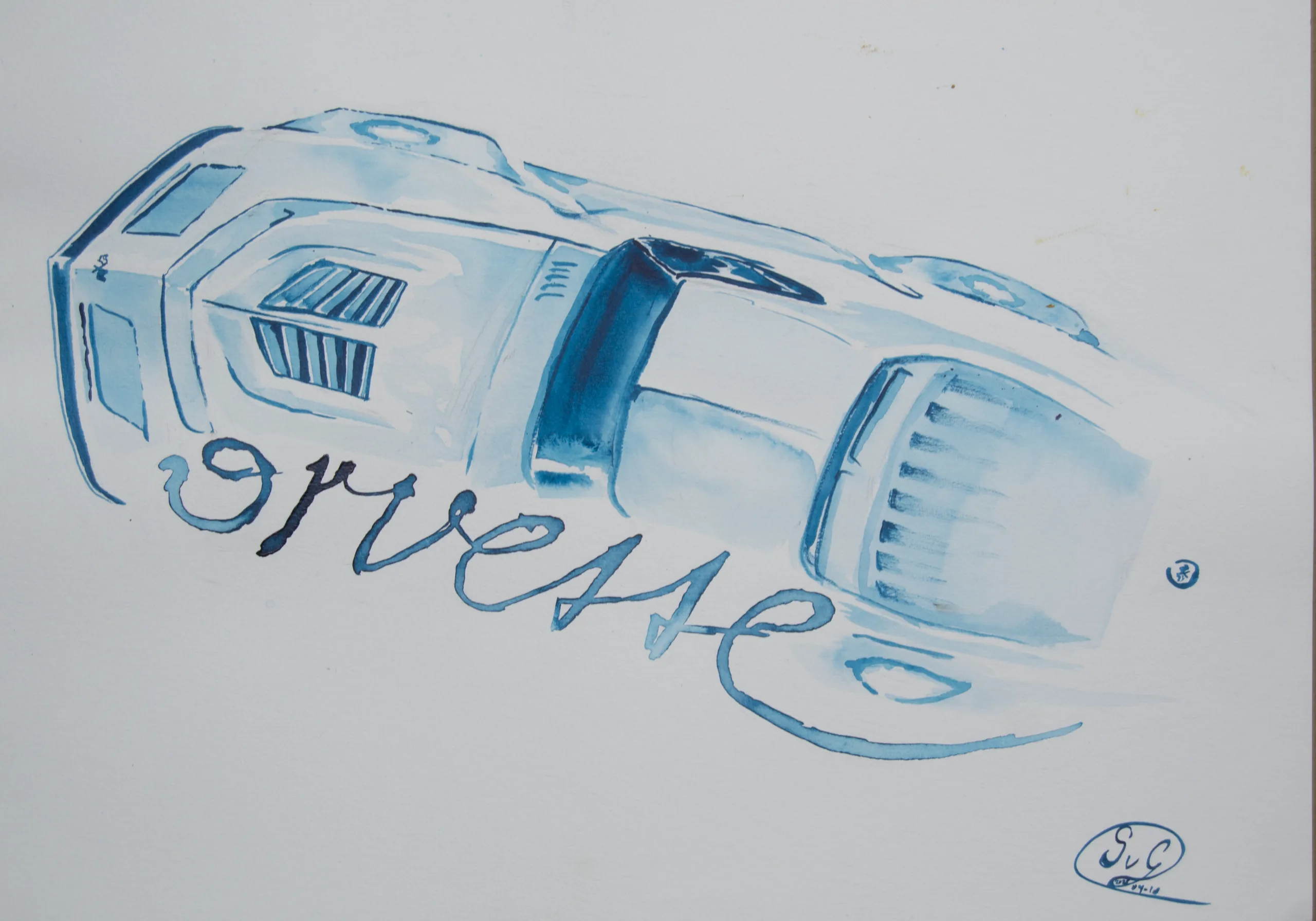 Lavierte Tuschezeichnung einer Chevrolet Corvette Stingray aus erhöhter Perspektive in Blautönen; der Schriftzug „Corvette“ überlagert die Karosserie.